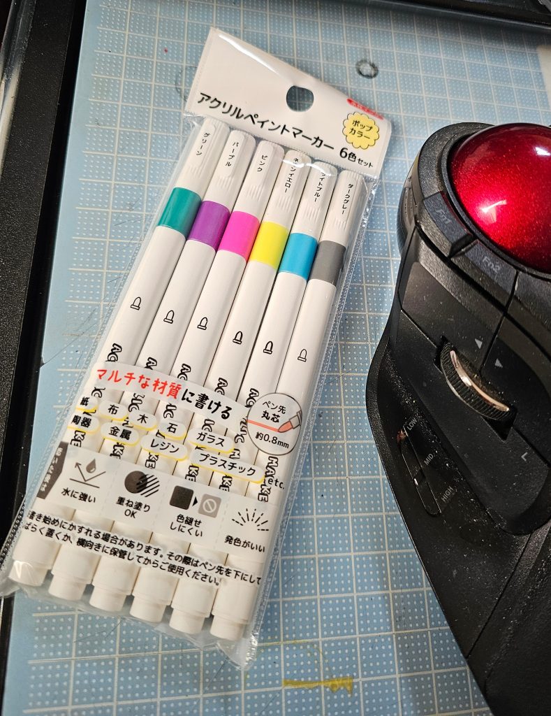 作品名：セリア アクリルマーカー<p>6本で100円と最強コスパのアクリルマーカーをセリアにて発見しました！ 使用感はまた後ほど！</p>
