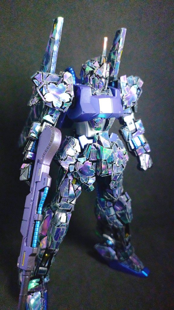 昨今は塗装だけでなく、100均などのラインストーンやシールでデコレーションをする作品も多いガンプラ。LINKL PLANETのメンバーさんもその手法での作品作りもしているので、自身でもやってみようと見る角度や光の当たり方で変化する螺鈿という伝統工芸で製作しました。