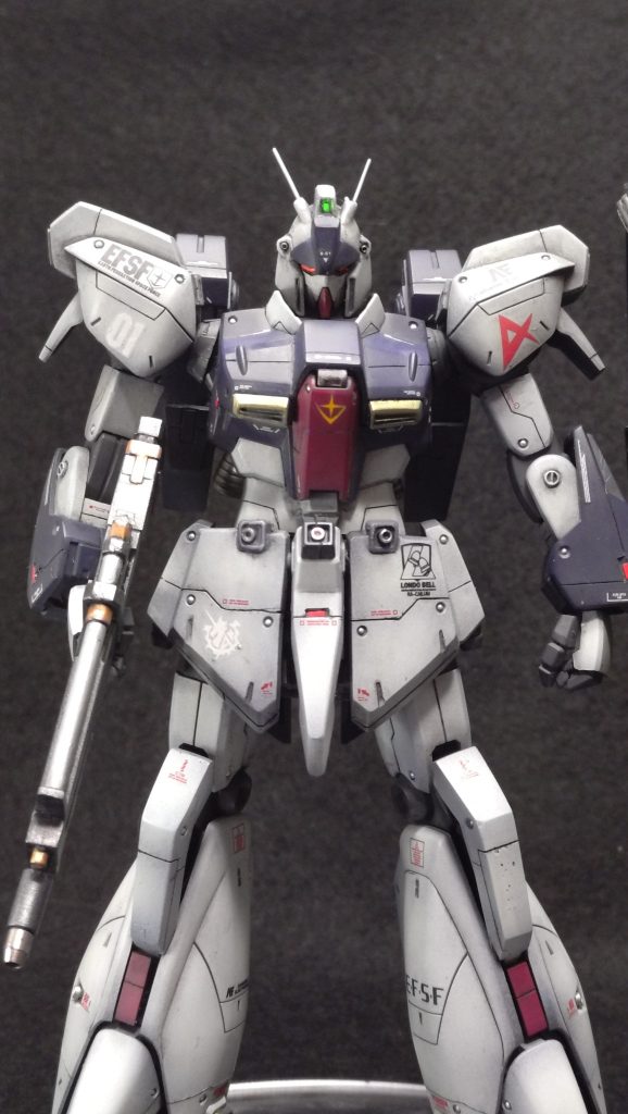 その後、メタルパーツとレッドチップを入れ、デカールを貼り。ガイアのセミグロスプレミアムクリアを吹いて、Mr.ウェザリングカラーのマルチブラック:マルチグレー1:1をウォッシングし、乾いたらさらにマルチグレーをウォッシングです。