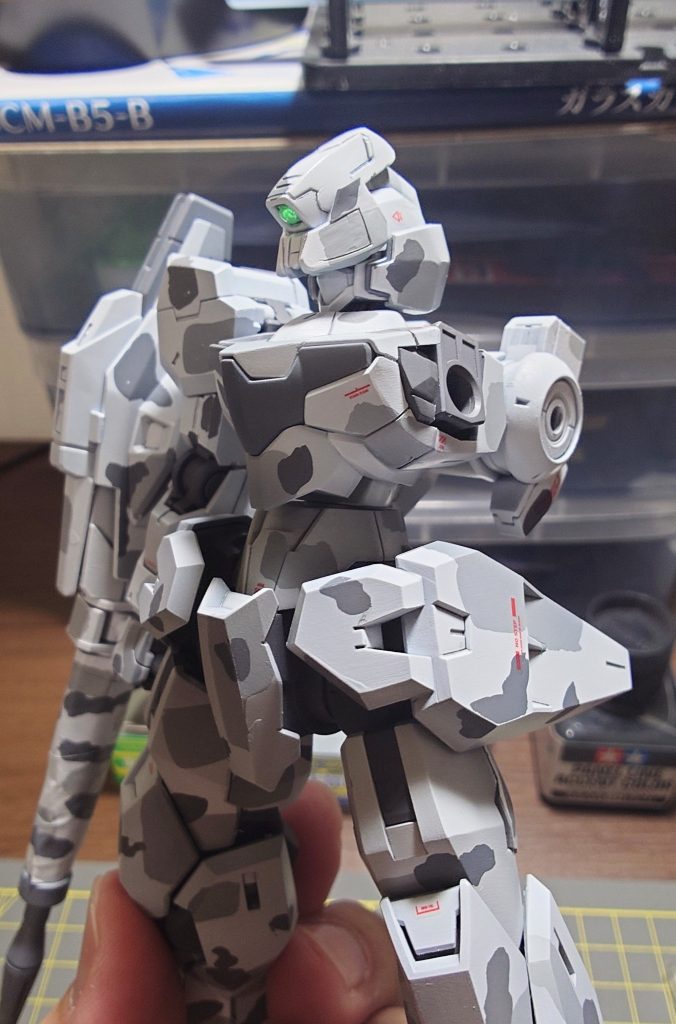 デカール貼り貼り。あまり多く貼らないようにしました。目立ったら元も子もないですからね！