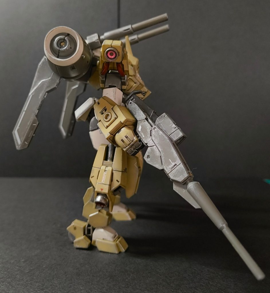横の写真肩の噴射口内部はガンダムマーカーの蛍光ピンクを塗りました噴射口外側は銀メッキマーカーで塗りましたその下のパイプはガンダムマーカーの赤で塗りました足の噴射口内部も赤で塗ってます意外とワンポイントでいい感じかな、と思ってます