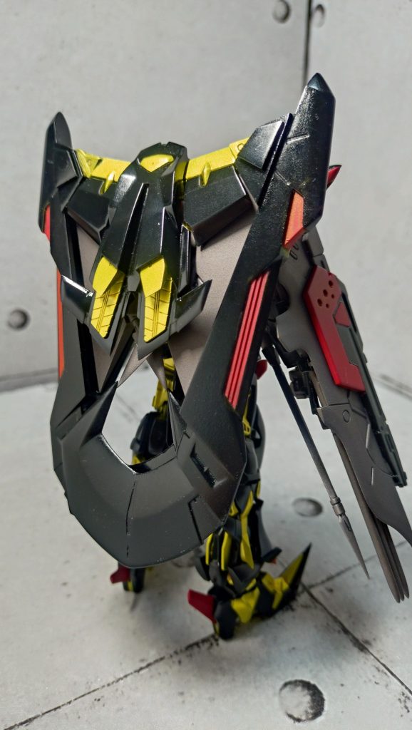 合わせ目消しの関係で、翼の軸に蓋をしました。前面のポッチもアクセサリーパーツを使用しました。