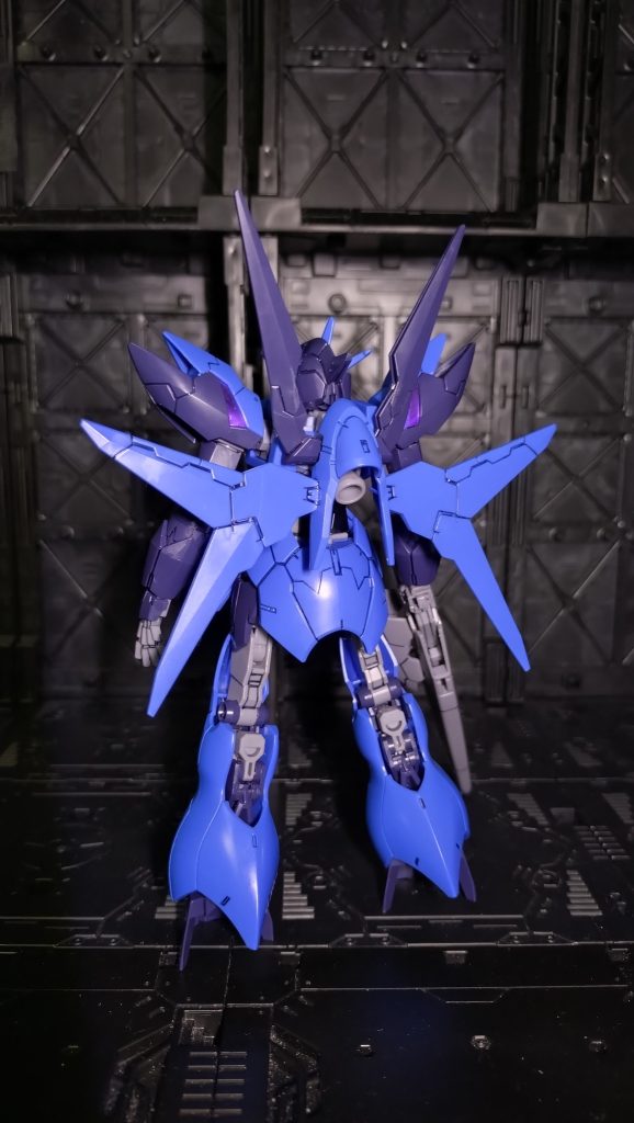 リアーアルスコアガンダムの脚部がガッツリ見えちゃってます。