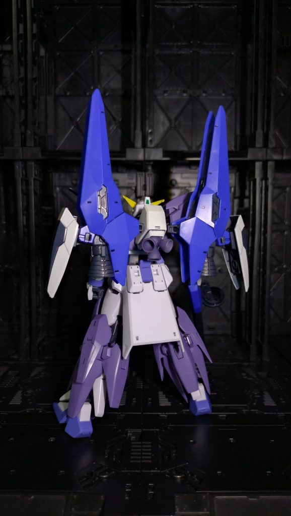 リアー姿はGディフェンサーを装備したガンダムMk-IIの強化版のスーパーガンダムに似ています。