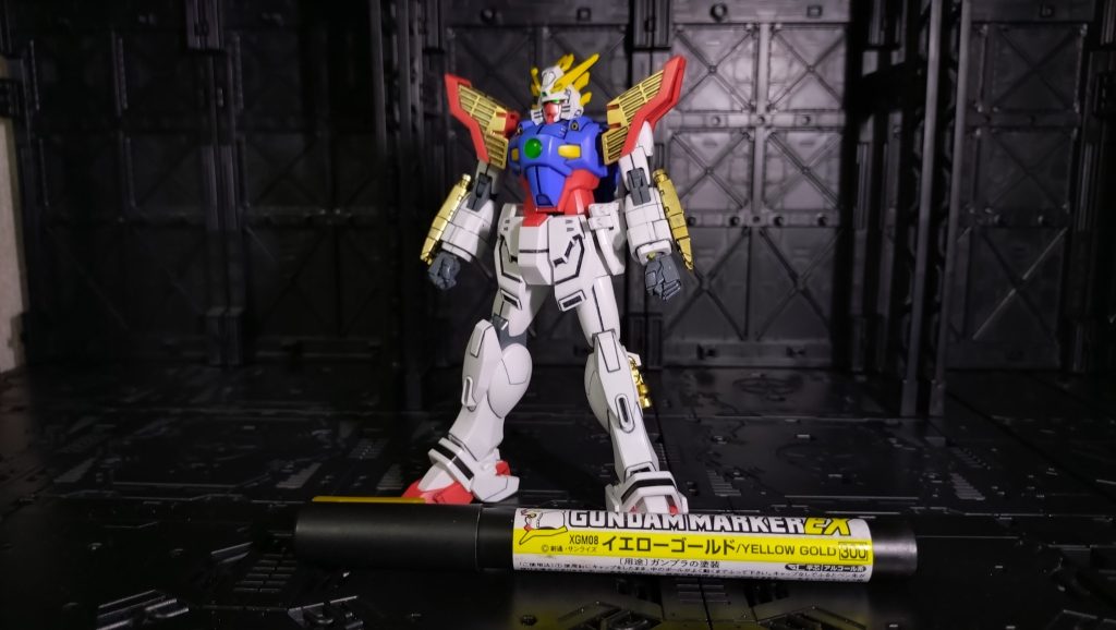 シールを貼るところや腕のブースターや脚のスラスターはガンダムマーカーEXのイエローゴールドを筆塗りで部分塗装しました!