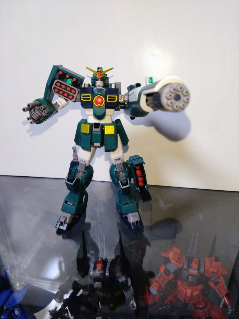 インナーアームガトリングガンを腕に装着し、各部ハッチを展開。