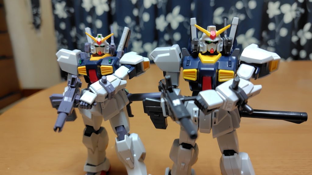 両手でライフル保持。REVIVE版は問題ありませんが、スーパーガンダム版は少し工夫が必要になります。