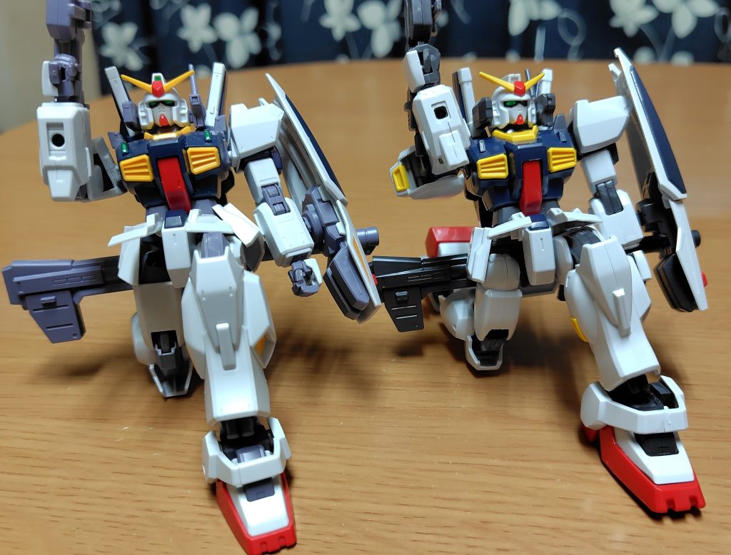 可動域を比べて。右側HGスーパーガンダム版はREVIVE版とそんなに変わらないですが股関節はボールジョイントであまりよくありません。