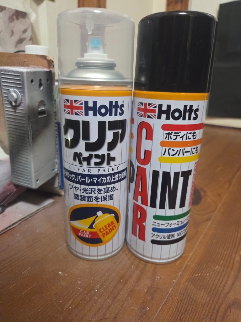 エンブレムの塗装には、Holtsのスプレー缶を使いました。プラサフの灰色を2回塗装。乾燥させて、つや消し黒を10分ごと4回塗装。元々頼んでおいた11×7.8のジオニックトヨタのエンブレムステッカーを貼りクリアを3回。&nbsp;乾燥後、車に取り付けをしたいと思ってます！