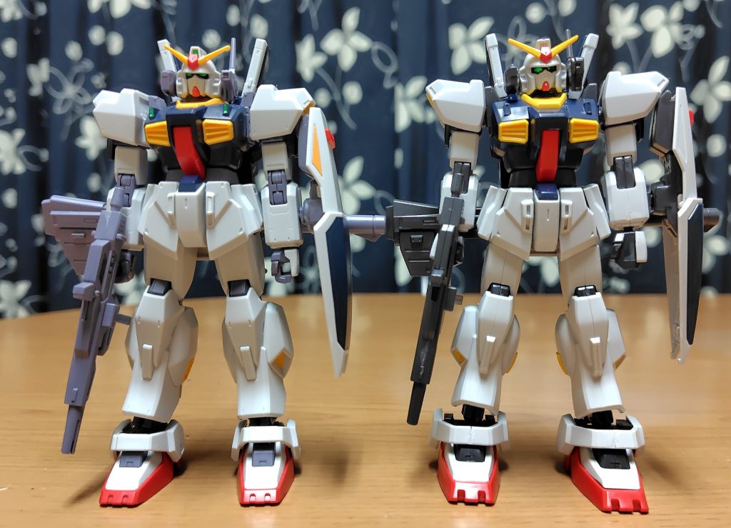 左側REVIVE版と右側HGスーパーガンダム版で統一します。フロント面はよく見ると関節部パーツ色や構造が違う他、よく見ると合わせ目が脛や額に有ります。