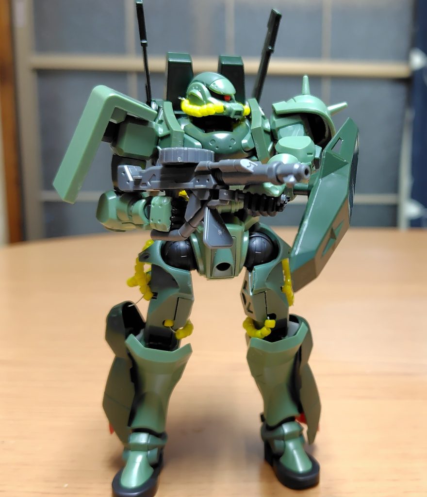 ザクのマシンガンも装備。実はジオン規格の120mmと連邦軍使用の100mm口径と2種類有り(銃身交換可能)鹵獲品と自軍生産品故に調達の好みが別れる。