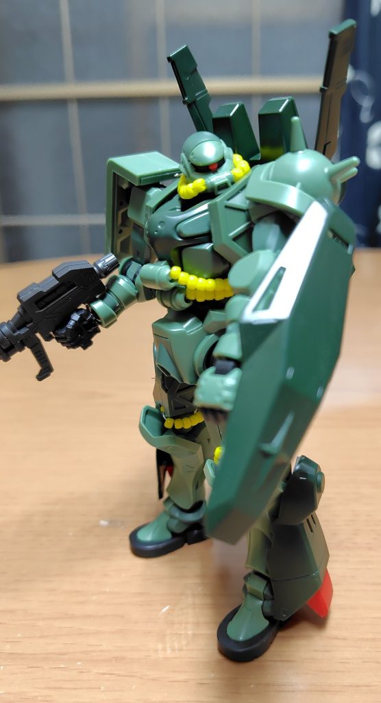 小振りのシールド。一色にして分かり辛いが、連邦の耐ビームシールドである。