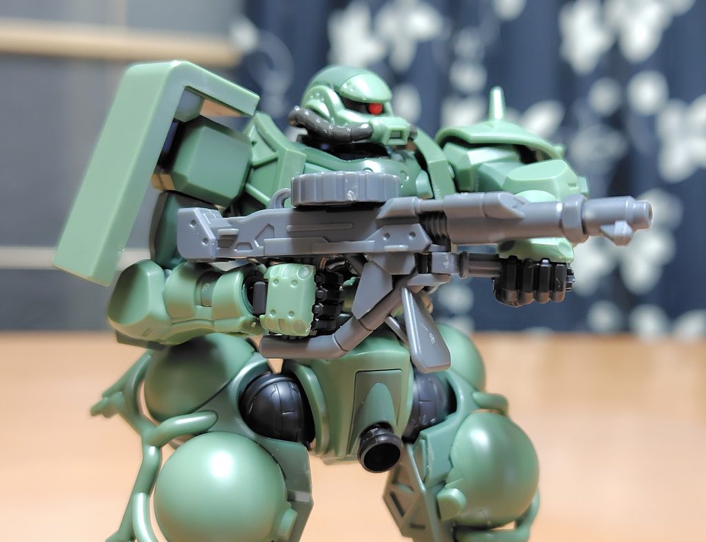 メイン武装のザク・マシンガン。上面のドラムマガジン装填式で正史とそんなに設定変わらなければ120mm口径の弾幕を張る重火器である。