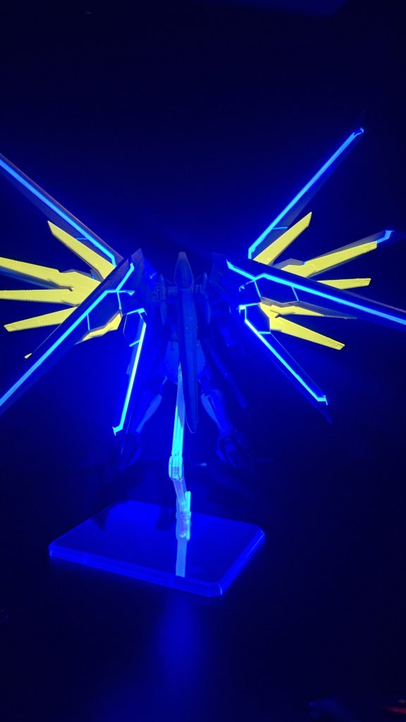 ウイング部分の発光は蛍光ブルーで塗装し、自分流を出してみました✋