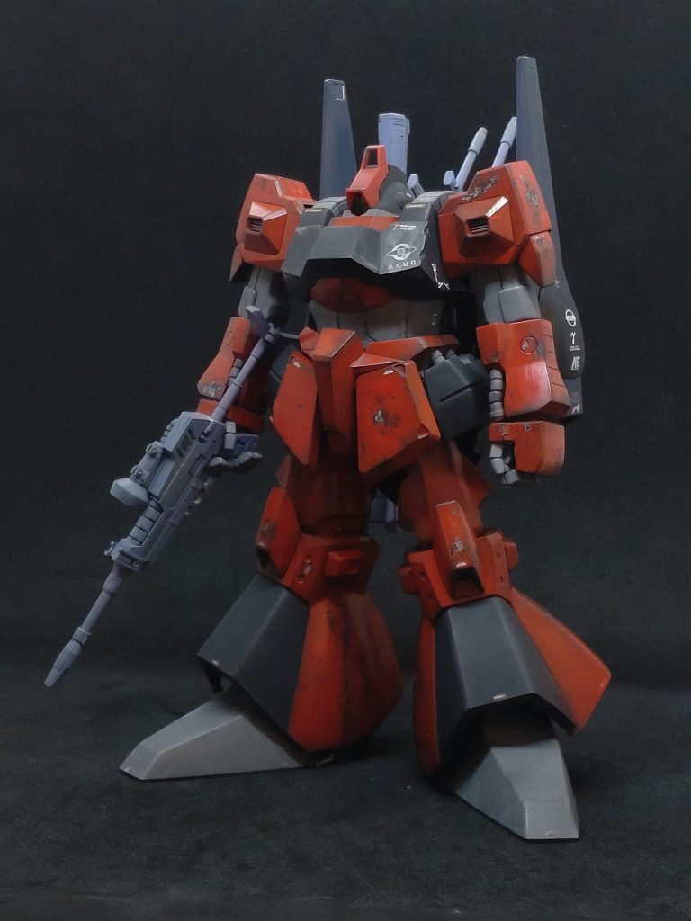 以前製作した黒いリック・ディアスを赤く塗り直しました。まぁ、しばらく眺めて満足したので。ついでに余った部品からなんちゃってビームライフルもオマケに持たせてみました。