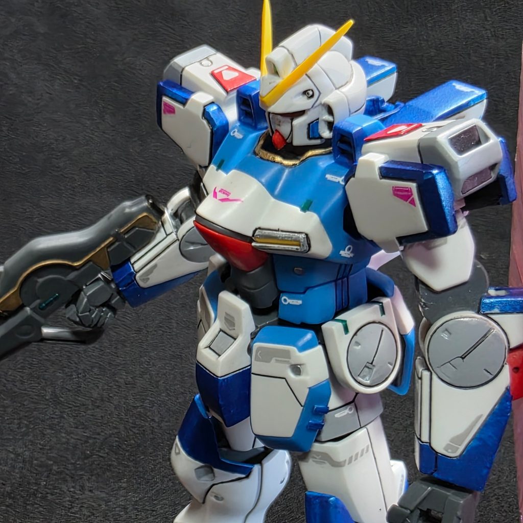 HGの小型MSは、小さすぎてスジボリを入れにくいので、頭の合わせ目は敢えて消しませんでした