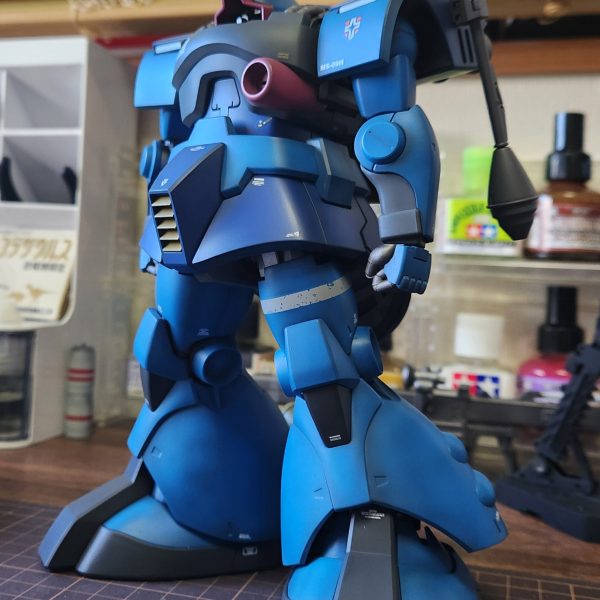 ランバ・ラルが生きていて終戦後にゲリラ活動していたらを妄想して、ランバ・ラル専用ドワッジ改を制作しています。基本塗装出来て(写真2)、この後フィルタリング一層目(写真3)をしました。今日乾燥具合を見ようとした時に、パーツを落として割ってしまいました(写真4)…モデフェスまで時間もないので修復頑張ります😭（2枚目）