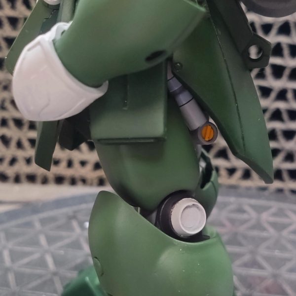 ギラ・ドーガ　⑤スカートの中や、スカートの裏を作ってたら、時間がかかってしまいました…本当ならお盆前に完成予定でした🥲後はパイプを、脛と胴を取り付けを行って…色まで塗ってあるのですが、めんどくさい😮‍💨武器類やランドセル等もありました🥲&nbsp;（3枚目）