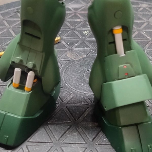ギラ・ドーガ　⑤スカートの中や、スカートの裏を作ってたら、時間がかかってしまいました…本当ならお盆前に完成予定でした🥲後はパイプを、脛と胴を取り付けを行って…色まで塗ってあるのですが、めんどくさい😮‍💨武器類やランドセル等もありました🥲&nbsp;（4枚目）