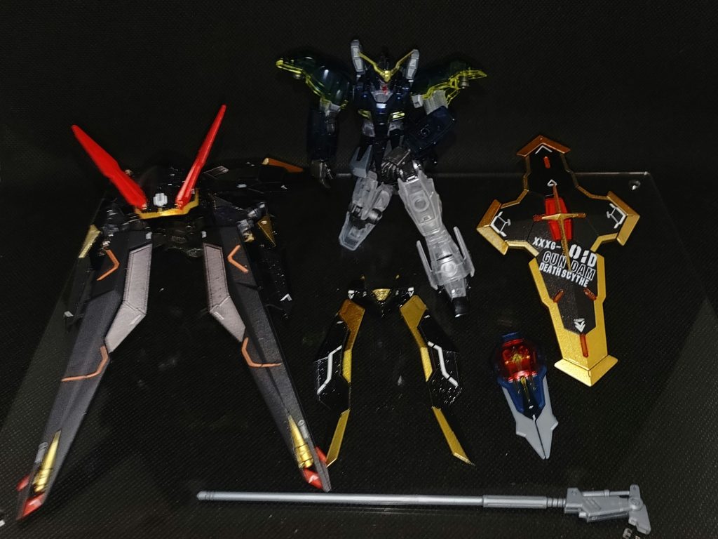 毎度お馴染みウェポンロードディスプレイ。デスサイズはそのままに追加武装で強化した形です。背面にウェポンクロークユニット、正面にアクティブクロークユニットを装着し大型シールドを背負います。
