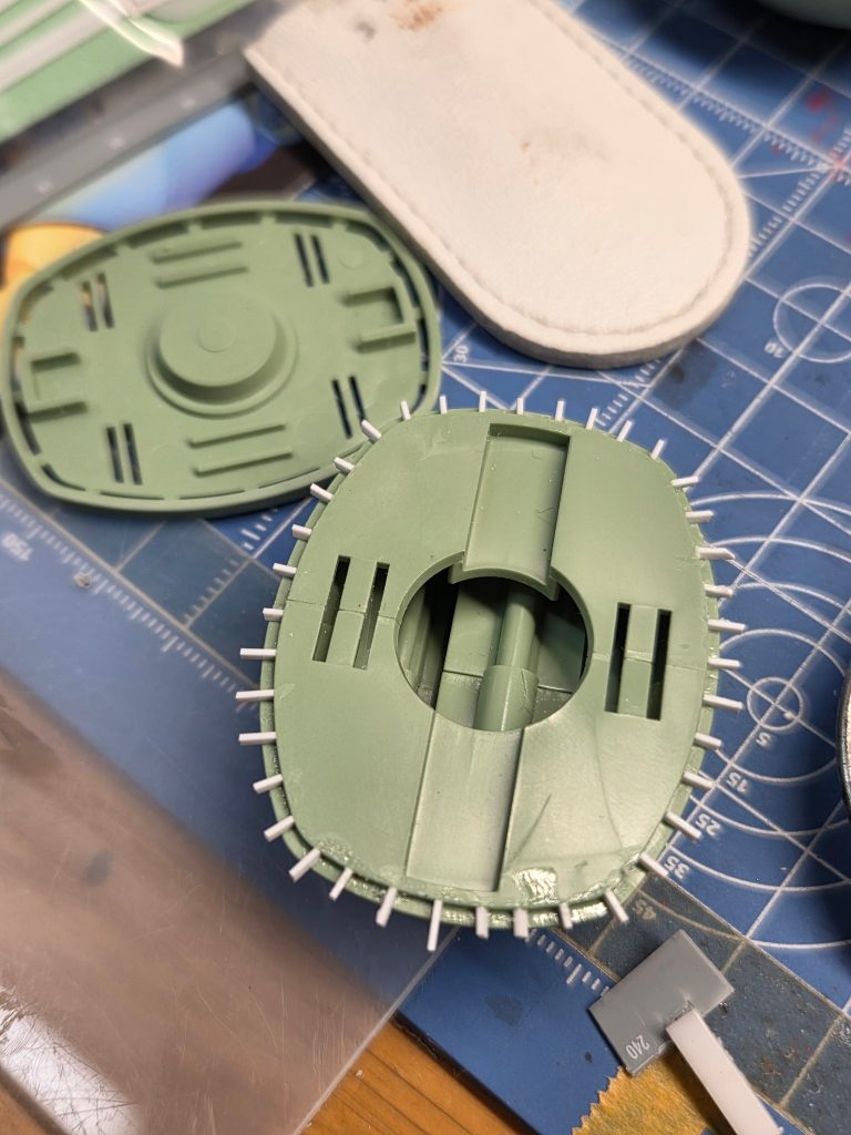 製作工程モデルグラフイックスのほりきちさんの作例を参考に、両脚には、バラスト水流が流せるようにプラ板工作を追加。