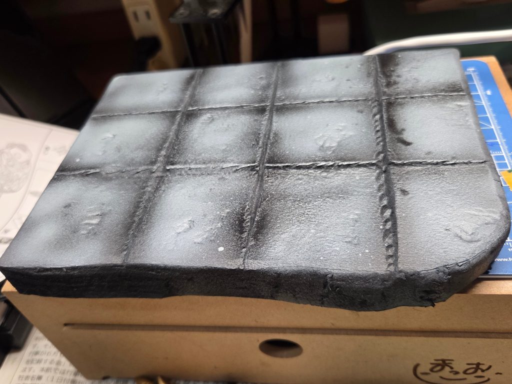 グレーと黒でグラデーション塗装して、ウェザリングかけてそれっぽく作成