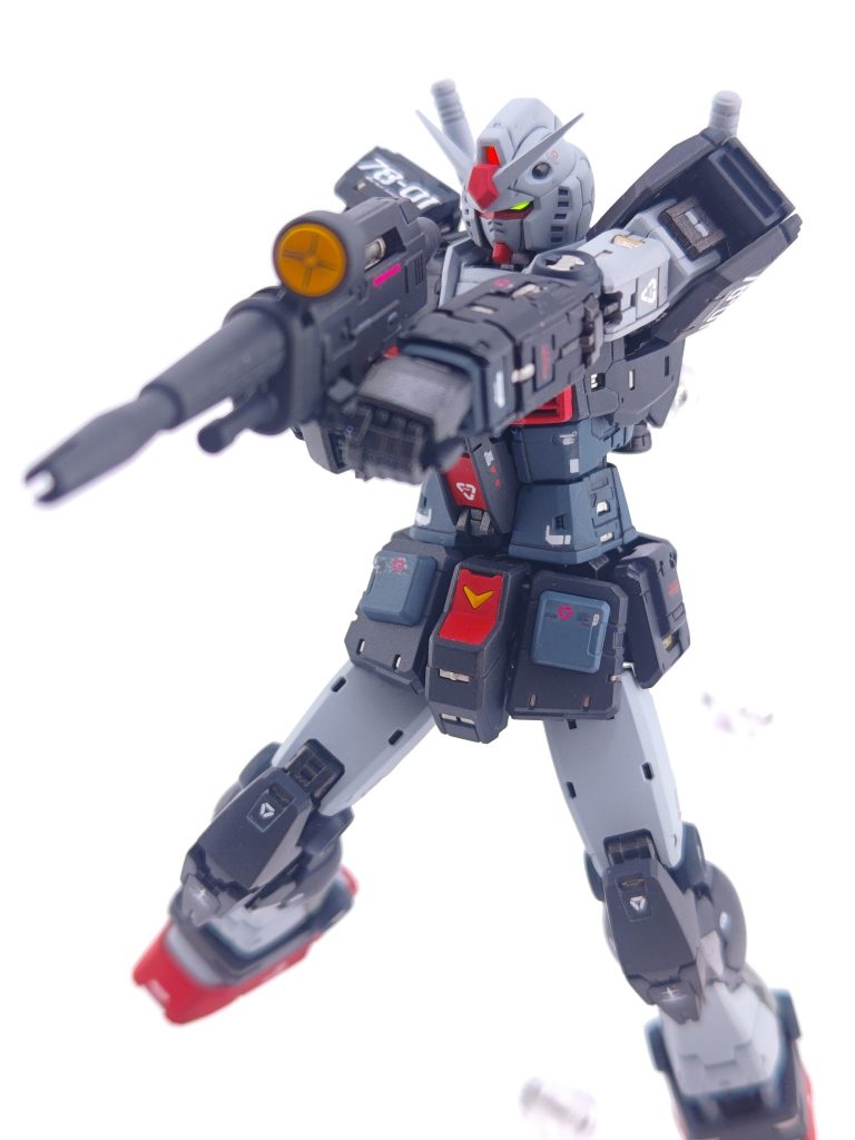 両手持ちかっこいいですよねカメラアイやセンサー部分は蛍光色を塗っています