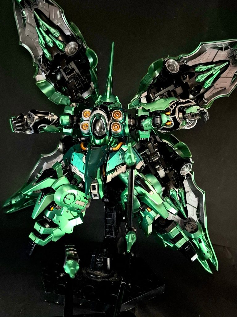 小型ビーム・サーベルサブ・アームに各1基を内蔵している。ファンネル本機の主兵装である無線式の誘導兵器で、各サイドバインダーに6基ずつ、計24基を搭載。使用時にはバインダーが半ばから開放し、そこからファンネルが射出される。基本構造はキュベレイ系に搭載されている物と同じだが、以前より小型化されたため機動性と性能が向上した。ビーム数発を発射するごとにバインダーに収容され、電力チャージが行われる。