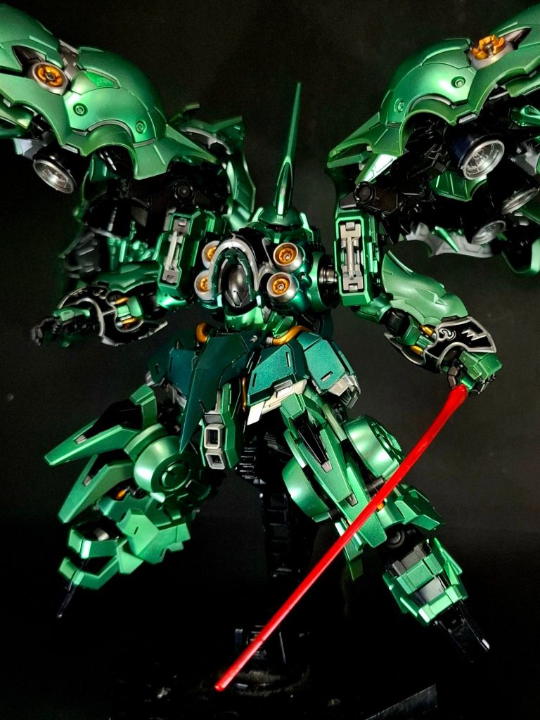 ビーム・ガトリングガン本機のオプション装備として開発された武装で、ファンネルやメガ粒子砲といったパイロットや機体に大きな負担がかかり、限定的な使い方しか出来ない武装を補助するために用意された。ヤクト・ドーガのメガ・ガトリングガンをベースに改良が加えられており、U.C.0096時の標準的な携行式ビーム兵器と同等の威力のビーム弾を高速で連射するようになっている。パラオ攻略戦ではユニコーンガンダムが本武装を持ち出したため、その戦闘で本機が装備することはなかったものの、後に小説『UC』第10巻でネェル・アーガマの艦載機となった際、損傷した右腕に固定装備し最終決戦に臨んだ。