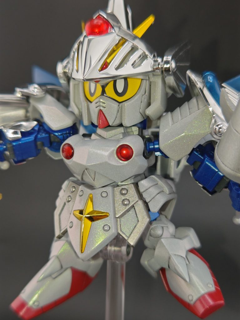ライトを当てると緑色のパールがキラキラしてきれいです