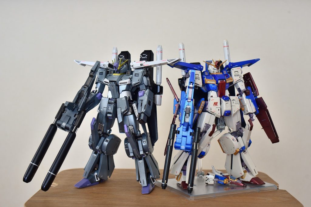 以前制作したダブルゼータと。ほぼ同じ外観なのに色が違うと大分印象がことなります。やはりトリコロールカラーってヒロイックですね。