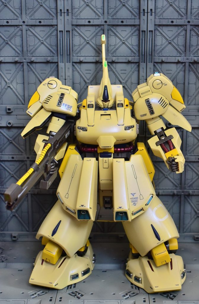 一部界隈では本キットは「でかいHG」と揶揄されている様ですが、制作してみてそこまで言う程悪くないと思いました。確かに各部に配置された多数のスラスターが別パーツだったら塗装が楽とか、頭の合わせ目に思うところがない訳ではないですが何とでもなりますし。