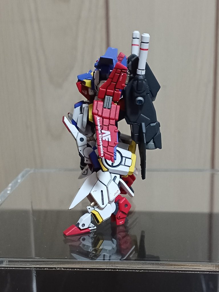 左サイド。こちらにはアナハイムのデカールを貼りました！