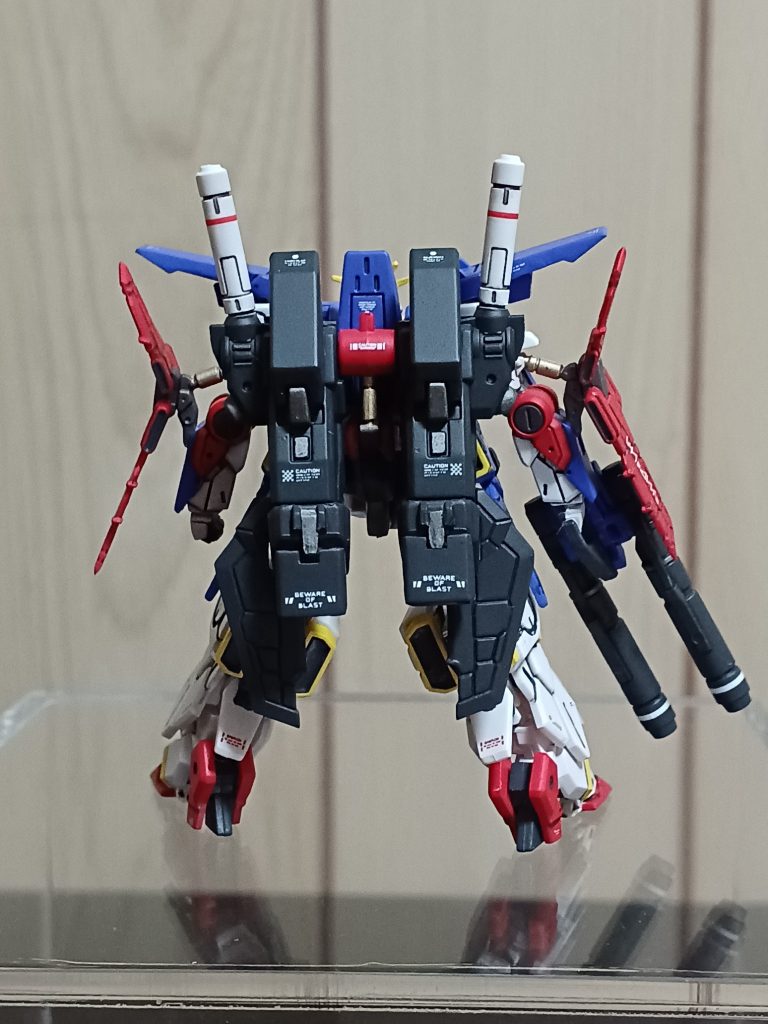 バックから。弩級のバックパックとハイパービームサーベルがカッコいいですね！！後ろ姿もマッシブ～(gundam-kao3)