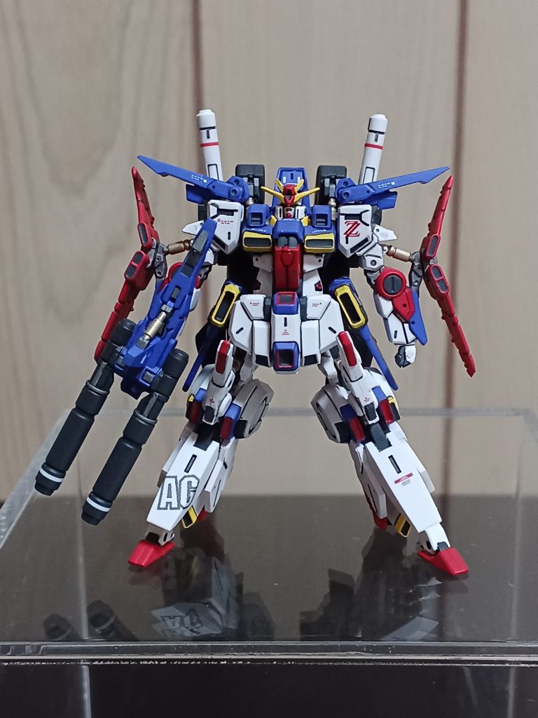 正面から。アーティファクト版のZZは、賛否両論のようですが、個人的には好きですね(gundam-kao3)小さなキットのアーティファクトに、特徴的なディテールとマッシブさが合っている気がします！！