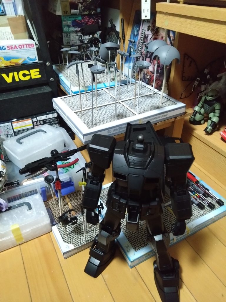 800円ガチャのハロをバラしサフを吹きます。