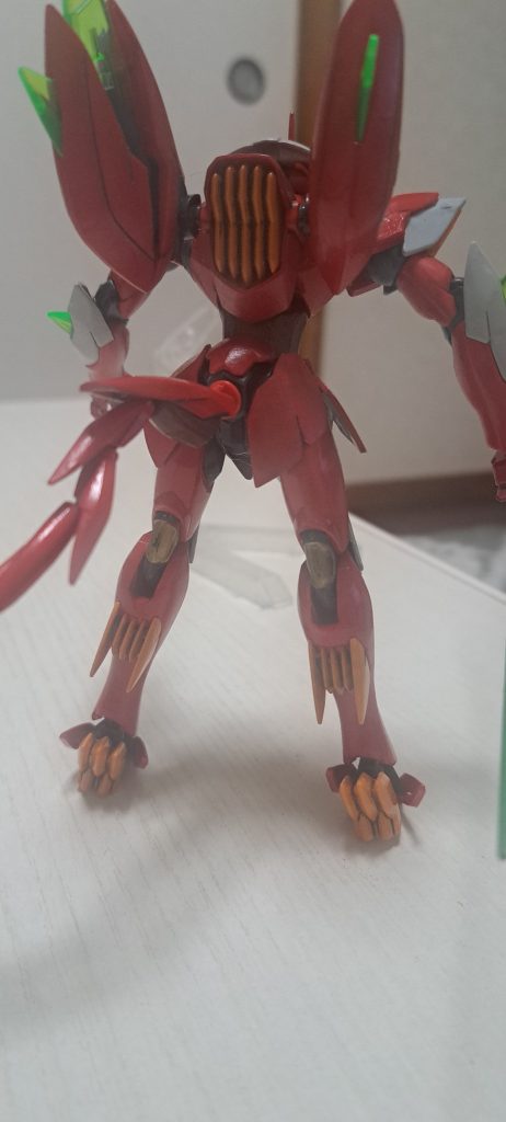 後ろ姿。しっぽがなんか獣感を出してます。