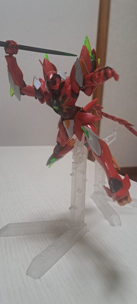 武器を構えてこちらへ突進のイメージ。久し振りの組立て、塗装できるうれしさに終始ニコニコ。奥様にはあぁまた始まったかと一言頂きました。このキットの他に複数買ってもらえたのでそちらも完成の暁にはお披露目させて頂きますのでまた宜しくお願いします。