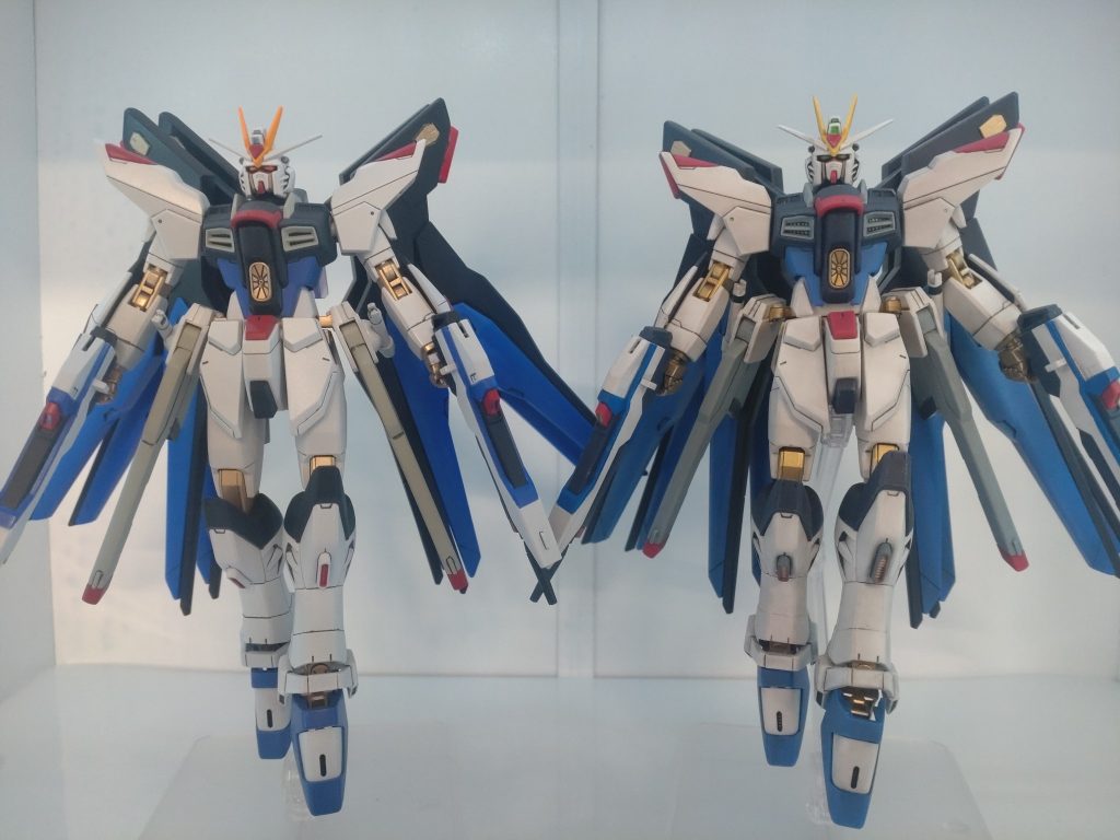 ⬅今作&nbsp;➡︎過去作の成型色+部分塗装+ウェザリング家族に二体同時に見せると過去作の方が迫力あっていいらしいウェザリングの影響かな(。・_・。)ノ過去作は何故かメインカメラ蛍光グリーンで塗ってた…そしてココで気がつく！&nbsp;