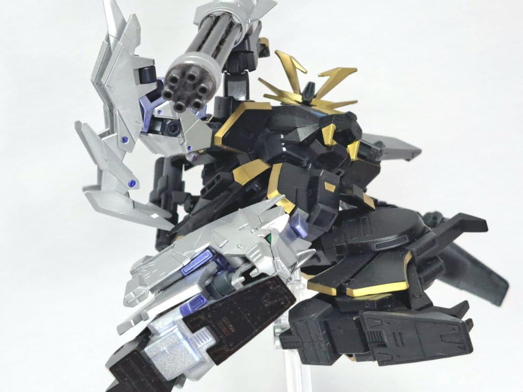 ガンダムドライオンⅢウルフ&nbsp;ガンダムドライオンⅢとスノウライガーが合体した形態。スノウトライガーが分離し、左半身に合体している。