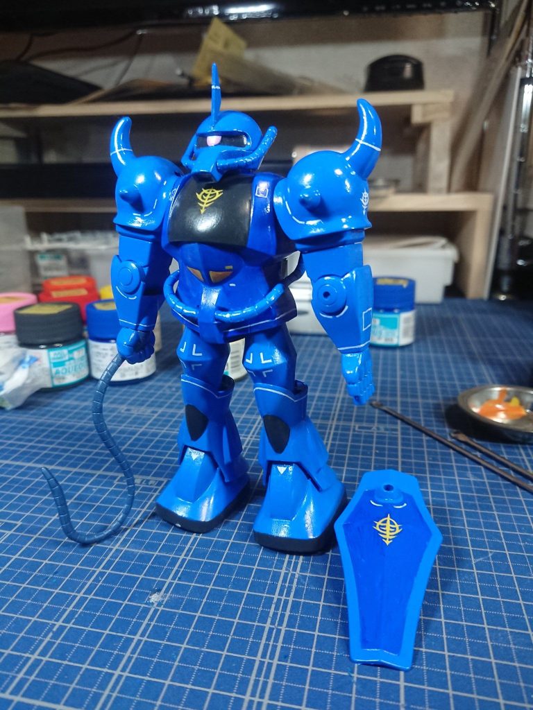 マーキングを描き終えた状態。そのあとグレーなどでウェザリングを施してつや消しスプレーを吹いて完成です。