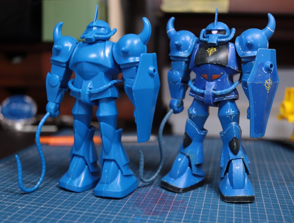 以前組んだ(投稿した)アルミ線接続改造したグフと一緒に。こう並べるとストレート組みは、現代目線ではお世辞にもカッコイイとは言い難いですね。