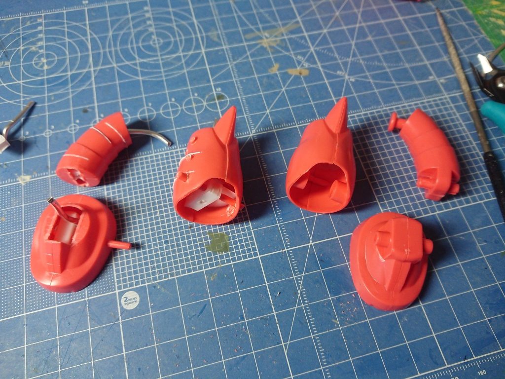 脚部製作過程。かなり昔に作ったので記憶がおぼろげですが、当時は角棒に2mm穴を開けてアルミ線で接続していたようです。角棒を固定するのにプラ板を挿入したりキットのランナーを貫通させたりと試行錯誤してる感が垣間見えます。