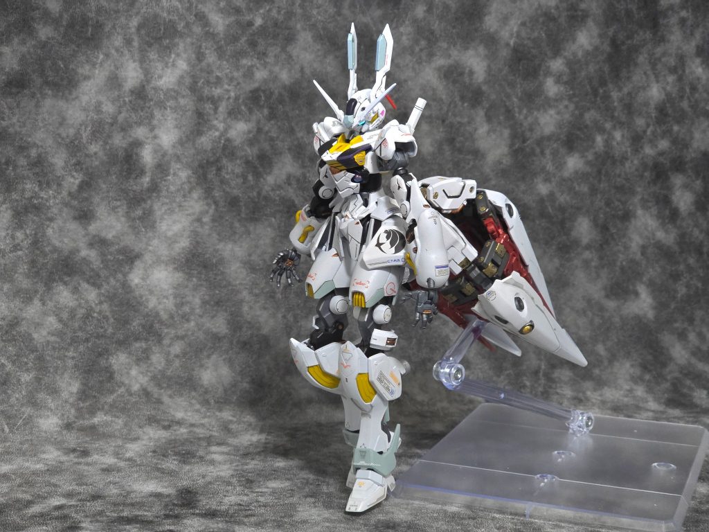型式番号:CS‐001/9T　機体名:ガンダムホワイトフェイス・ナインテイル頭頂高:21.0m　機体重量:48t　武装:電磁粒子励起テールブースター『TORA』