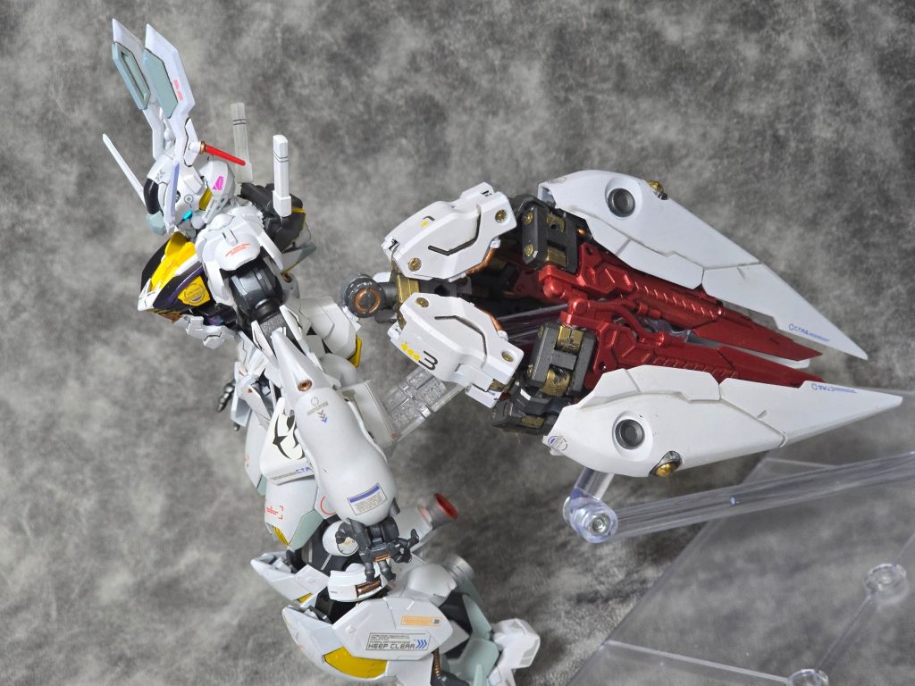 電磁粒子励起テールブースター『TORA』​Thunder Orbit Reign Agitorの略で『TORA』です。狐の尻尾を思わせる形状で、待機時は大きな一房の尻尾のようなフォルムです。