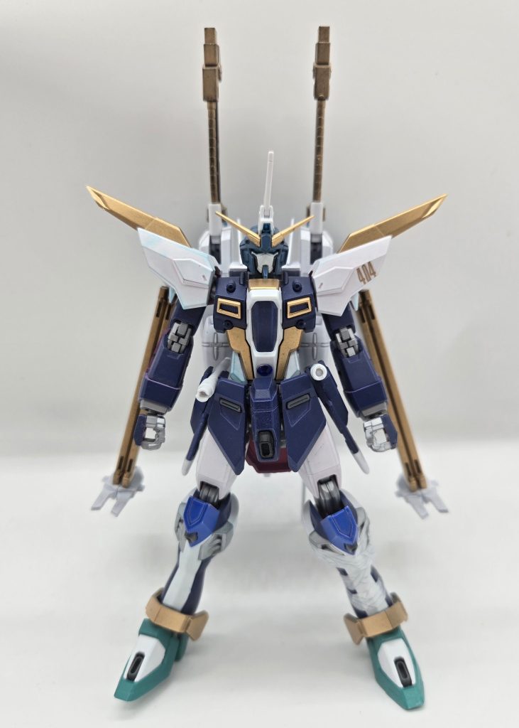 MMWR-X404S インフィニットジャスティスガンダムSC.E.77、ターミナルと関係を持つ非公認研究組織によって、インフィニットジャスティスガンダム弐式の予備パーツをベースに極秘裏に建造された実験機。その秘匿性から、型式番号は旧世代のアクセス不能コード「404」を採用している。既存の核動力とは異なる新型エネルギー炉の実験機として開発されたが、猪突猛進なパイロットの戦闘スタイルに合わせ、遠距離武装の大半をオミット。15.78m対艦刀「シュベルトゲベール」の再生産品を多機能実体剣へと改修した、対艦刀「バルダメンテ」と「プレスティッシモ」の2振りを主兵装とする近接戦闘型MSとなり、その近接戦闘能力から、「切り裂く者」を意味する「Squartatore(スクワルタトーレ)」のコードが与えられ、機体名には「S」の一文字が追加された。その存在を危険視されたため、広域戦術支援ネットワーク「LAW OF CYCLES(ロー・オブ・サイクルズ)」へのアクセスを切断され、機体にも大幅な機能制限が施された。さらにパイロット自身も記憶を封印されており、現在は本来の性能を発揮できない。動力源は核動力ではなく、腹部の青いコアから発生する「熱力学第二法則を逸脱したエネルギー」との噂もあるが、詳細は不明。