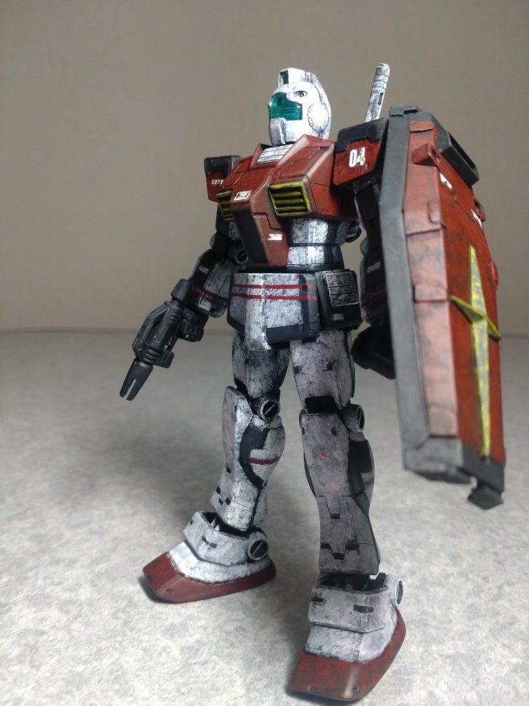 スジ彫り結構行ったのですが塗装でほとんど消えちゃいました😅胸のスジ彫りはしっかり残りました。ここだけ0.25mm幅でスジ彫り行いました。シールドはプラ板で盛りました。上半身もプラ板でちょっとだけディテールアップしました。腰周りは食パンの袋の上閉じるやつ(バッククロージャー)で行いました。