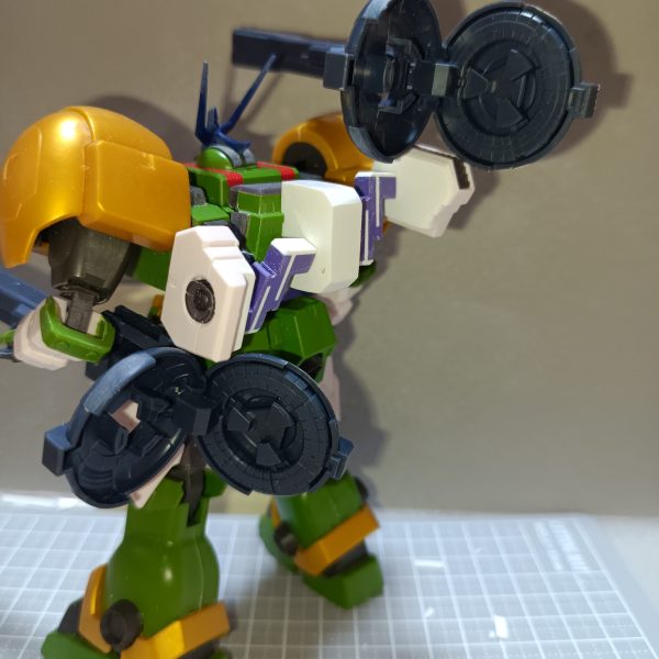 武装類を取り付けるために懸架ラックを作製しました。積層プラ板を基部にメリクリウスのPD取付パーツを貼り合わせて可動式のアームを作りました。そしてメリクリウスの脇腹を分割してラックを作製。アーム可動によってビームキャノンを構えることもできます。また基部が同じなので、PDを取り付けることもできます。同時装備も…ビームキャノン仕様がカカシ、PD仕様が木こりとする予定です。テストショットの為、木こりなのに斧を装備していませんけど…笑それと、背中の重量が増えたので膝関節を強化する必要が出てきました。（2枚目）