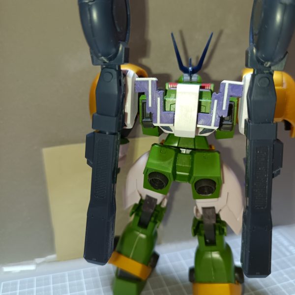 武装類を取り付けるために懸架ラックを作製しました。積層プラ板を基部にメリクリウスのPD取付パーツを貼り合わせて可動式のアームを作りました。そしてメリクリウスの脇腹を分割してラックを作製。アーム可動によってビームキャノンを構えることもできます。また基部が同じなので、PDを取り付けることもできます。同時装備も…ビームキャノン仕様がカカシ、PD仕様が木こりとする予定です。テストショットの為、木こりなのに斧を装備していませんけど…笑それと、背中の重量が増えたので膝関節を強化する必要が出てきました。（3枚目）