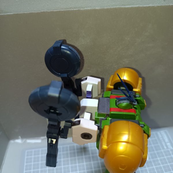武装類を取り付けるために懸架ラックを作製しました。積層プラ板を基部にメリクリウスのPD取付パーツを貼り合わせて可動式のアームを作りました。そしてメリクリウスの脇腹を分割してラックを作製。アーム可動によってビームキャノンを構えることもできます。また基部が同じなので、PDを取り付けることもできます。同時装備も…ビームキャノン仕様がカカシ、PD仕様が木こりとする予定です。テストショットの為、木こりなのに斧を装備していませんけど…笑それと、背中の重量が増えたので膝関節を強化する必要が出てきました。（4枚目）